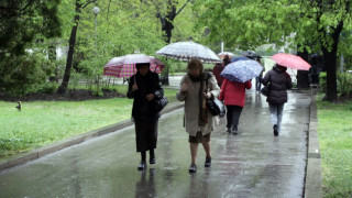 Дъждът не спира, жълт код в две области