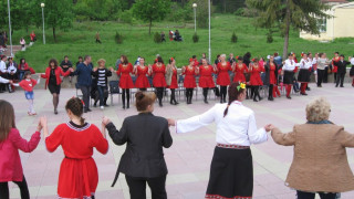 В Крумовград млади и стари извиха хоро в Градския парк 