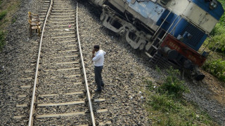 Два взрива в пътнически влак в Индия