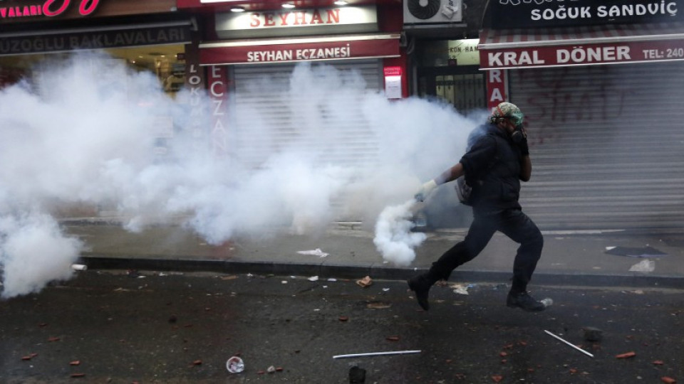 Сълзотворен газ за протестиращи  в Истанбул | StandartNews.com