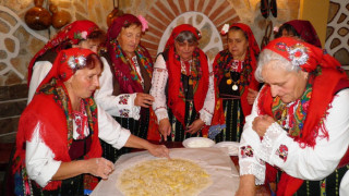 Стотици баби точат баници на фестивал в Разлог