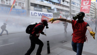Сълзотворен газ и водни струи на площад "Таксим" в Истанбул
