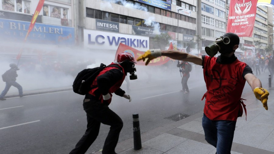 Сълзотворен газ и водни струи на площад "Таксим" в Истанбул | StandartNews.com