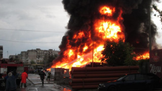 Пожар бушува в промишлената зона във Враца