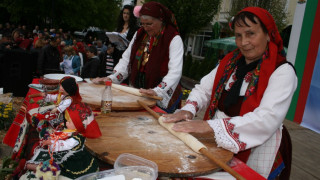 Стотици деца и баби точиха баници на фестивал в Разлог