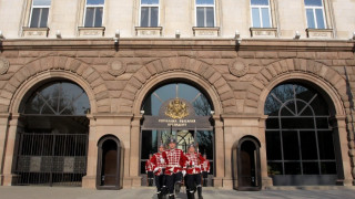 Жена гвардеец за пръв път пред президентството