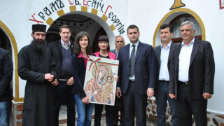 Мария Габриел дари икона на манастира в село Мусомище