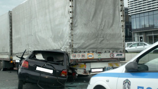 Камион премаза лека кола на Околовръстното в София