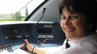 Чаровна дама подкара първия влак по моста "Нова Европа"