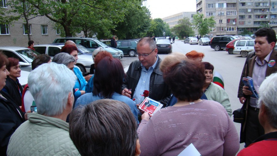 Станишев участва в кампанията „От врата на врата“ в Ямбол  | StandartNews.com