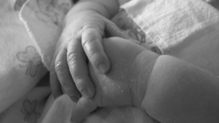 Близначки се родиха, хванати за ръце