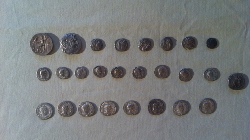 Митничари задържаха 41 старинни монети | StandartNews.com