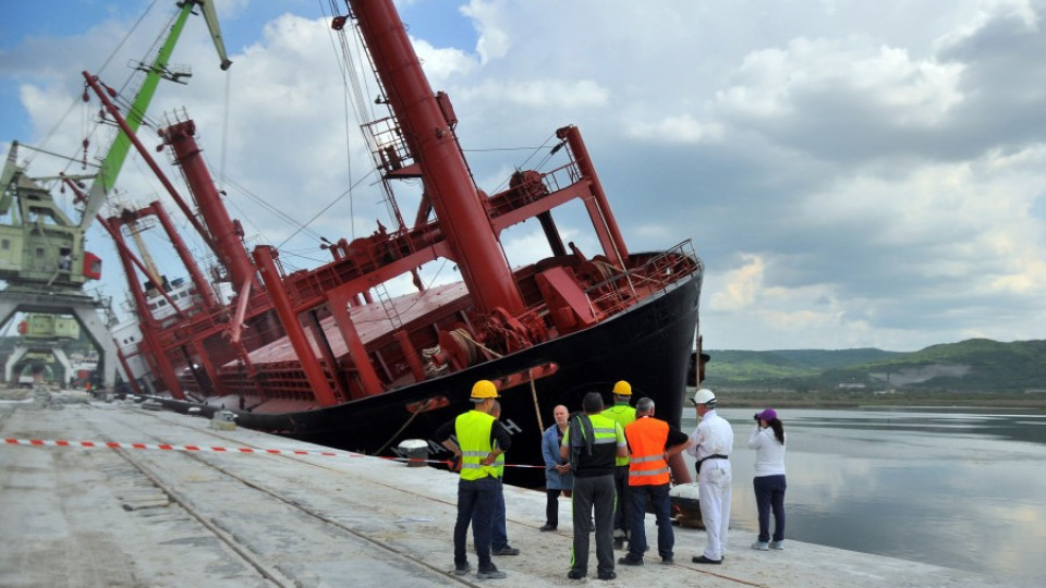Министър Папазов инспектира килнатия кораб | StandartNews.com