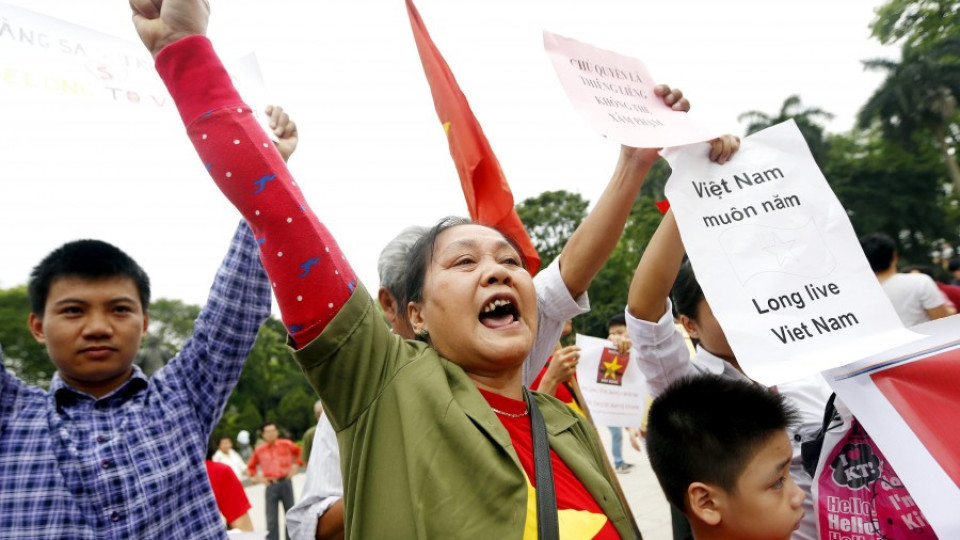 Виетнамци опожариха китайски фабрики в знак на протест | StandartNews.com
