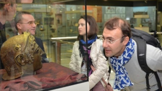 Гърмят с корабно оръдие край морето