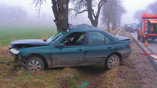 Млад шофьор с „БМВ" се удари в дърво