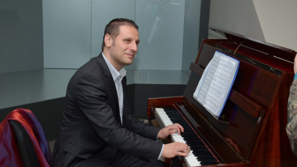 Кандидат за евродепутат дари пиано на музей | StandartNews.com
