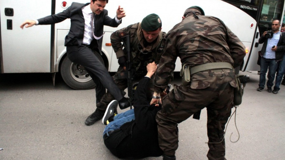 Бой до припадък срещу вълната от протести в Турция | StandartNews.com