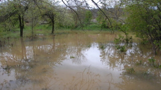 Опасно свлачище отнесе път край Струмяни