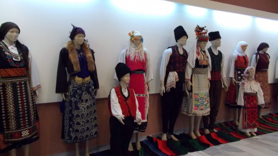 Пъстроцветието на половин България в женското облекло е в Добруджа | StandartNews.com
