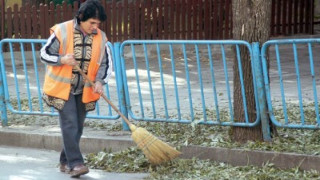 Безработни и затворници чистят Враца