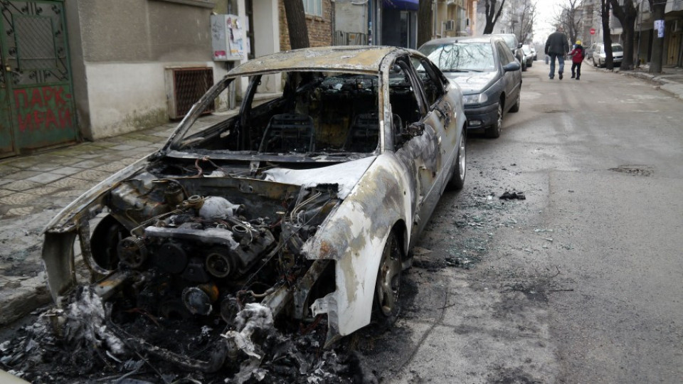 Пламна колата на митничар след хайка за цигари | StandartNews.com