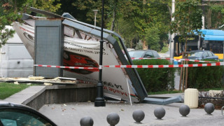 Билборд се прекърши от вятъра на Орлов мост