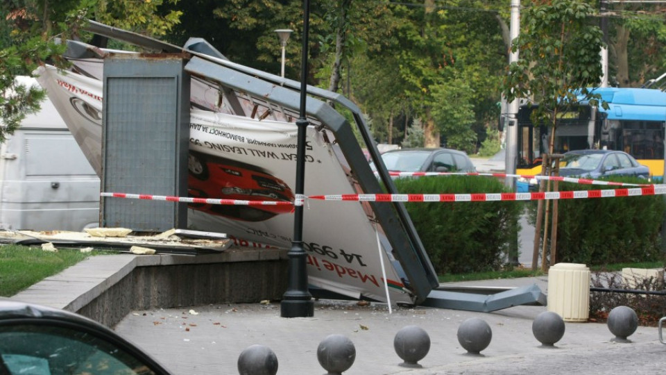 Билборд се прекърши от вятъра на Орлов мост | StandartNews.com