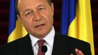 Бъсеску е възстановен на поста си като президент на Румъния 