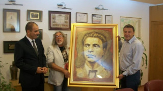 Ставри Калинов дари кмет с картина на Левски