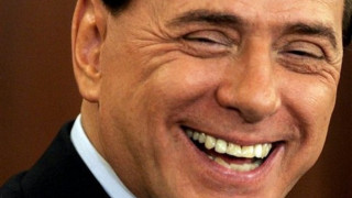 Берлускони си изкълчи рамото