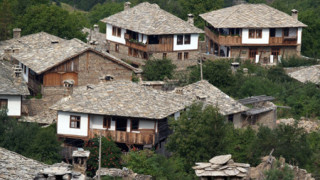 Полиция спря скандален строеж