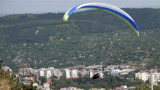 Парапланерист падна от 15 метра, отърва се без счупвания 