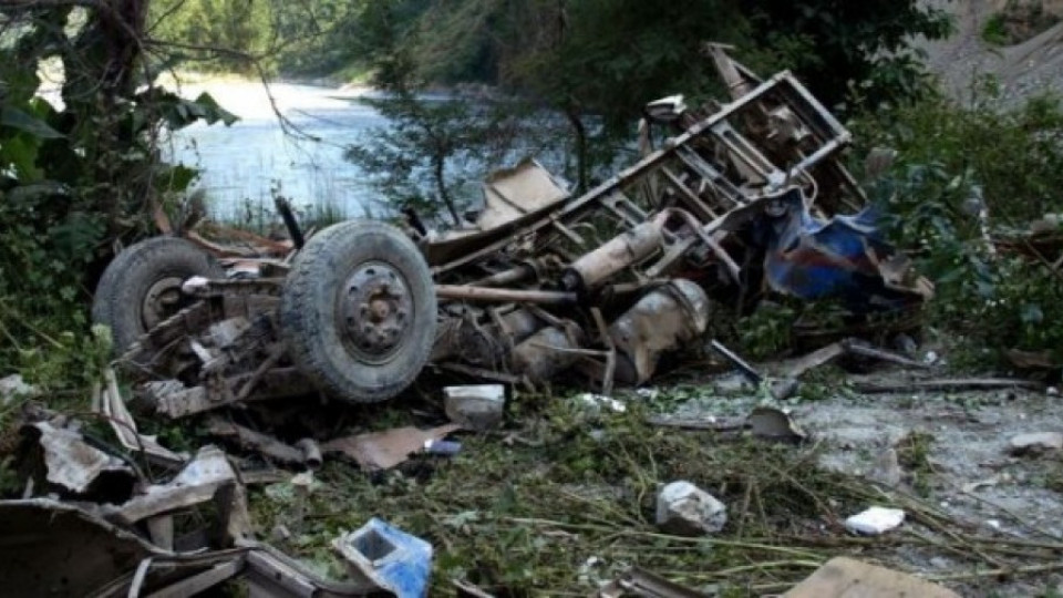 Автобусна катастрофа погреба 27 в Непал | StandartNews.com