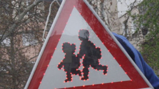 Монтират светещи знаци край училища