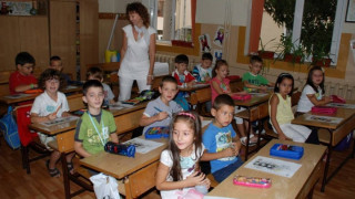 Първолаци влязоха пробно в класните стаи
