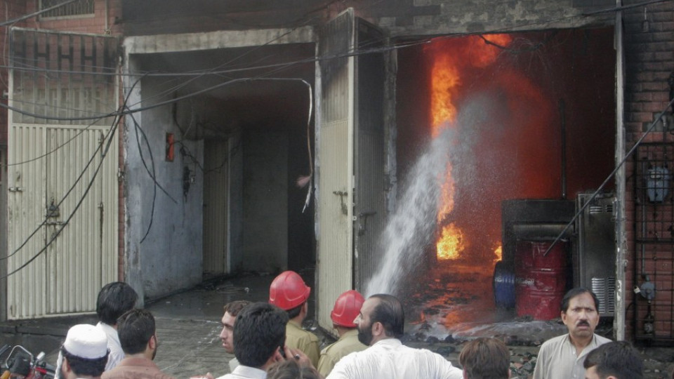 260 пакистанци изгоряха в два пожара | StandartNews.com