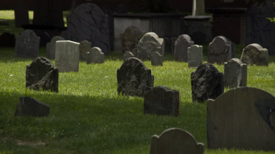 Закон за гробищата слага край на погребалната мафия | StandartNews.com