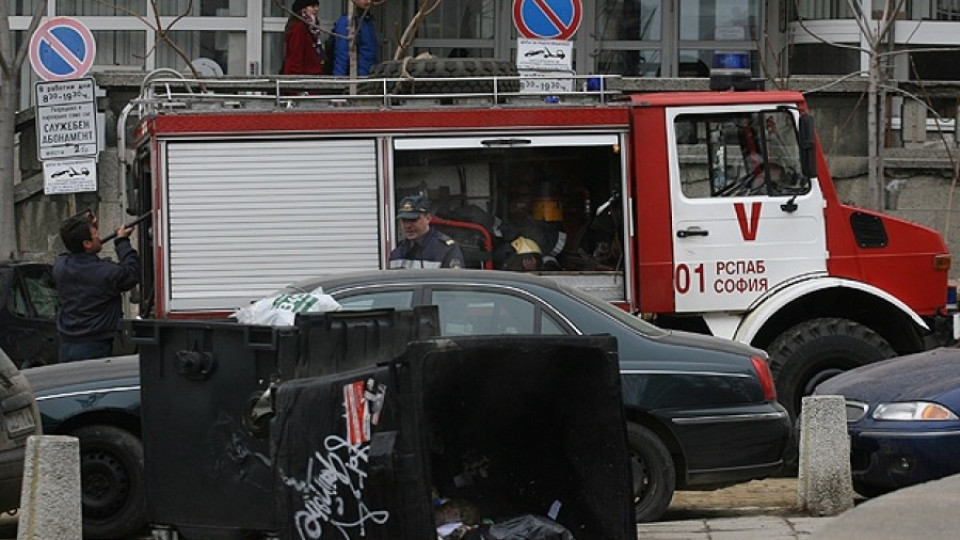 Огън насред тротоара вдигна на крак пожарната | StandartNews.com
