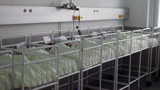 Майка изоставя близначета