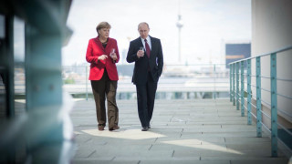 Меркел и Медведев искат пет звезди   