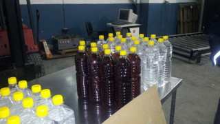 Хванаха 120 литра алкохол в бутилки за олио