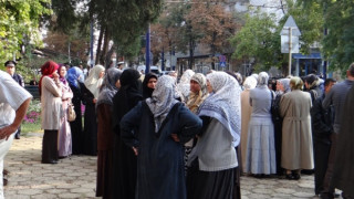 Стотици мюсюлмани обградиха съда в Пазарджик