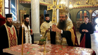 Дядо Николай освети иконките на Кръста