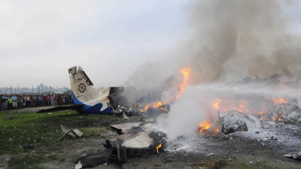 Самолет се разби в Непал заради птица | StandartNews.com