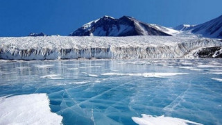 Кръстиха ледник в Антарктида на наше езеро