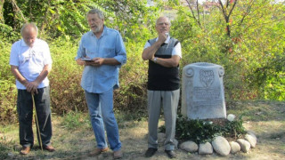Радко Радков с паметник до Асеневци