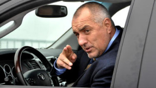 Кола на НСО забърса джипа на премиера