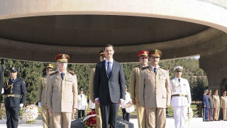 Асад положи венец на гроба на незнайния войн 