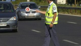 Шофьор без книжка подкупва полицаи